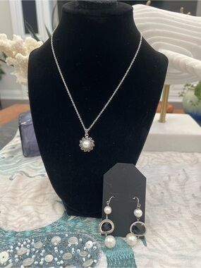 Brand New! Vintage Sunburst Pearl Flower Necklace and Freshwater Pearl Earrings